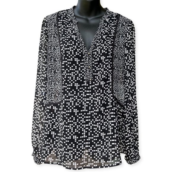 🌸4/$20🌸 Black and White Checkered Longsleeve V-Neck Blouse - Picture 8 of 11